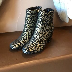 Never worn, perfect condition JustFab booties